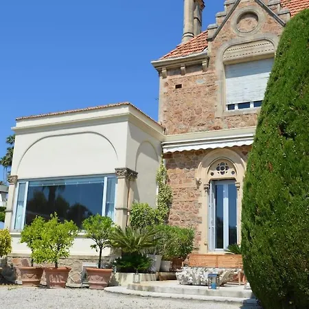 Luxury 4 Bedrooms In Apartment *
